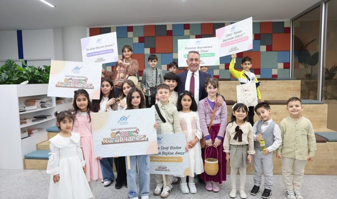 Sultangazi Belediyesi Çocuk Kütüphanesi’nin ziyaretçi minikleri, bayram kutlaması için belediye
