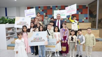 Sultangazi Belediyesi Çocuk Kütüphanesi’nin ziyaretçi minikleri, bayram kutlaması için belediye