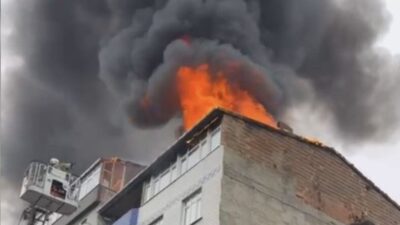 Sultangazi’de 6 katlı bir binanın çatı katındaki dairede çıkan yangın