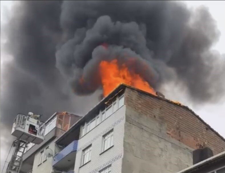 Sultangazi’de 6 katlı bir binanın çatı katındaki dairede çıkan yangın