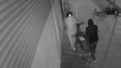 İstanbul Sultangazi’de iki kişi, çaldıkları motosikletle bir kuyumcuyu soymaya çalıştı.