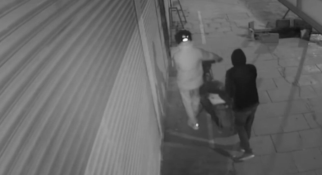 İstanbul Sultangazi’de iki kişi, çaldıkları motosikletle bir kuyumcuyu soymaya çalıştı.