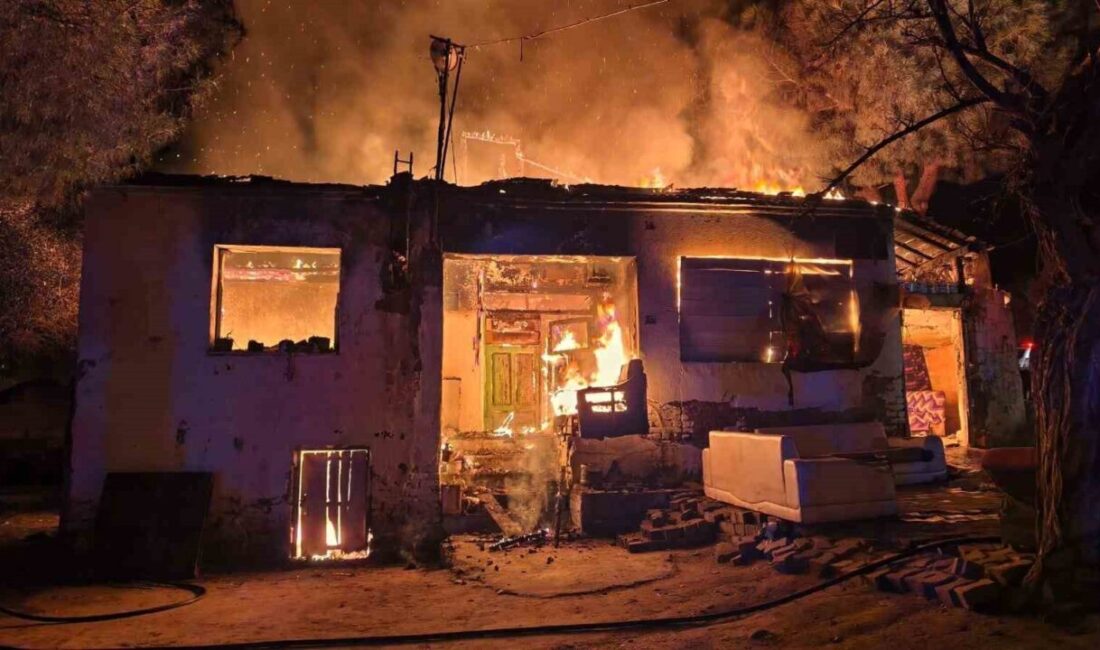 Aydın’ın Sultanhisar ilçesinde gece saatlerinde çıkan yangında bir ev alevlere