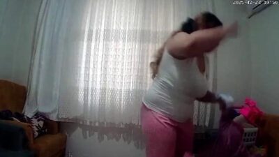 Antalya’da 1 yaşındaki kız bebeğini darp ettiği anlar, babanın şüphe