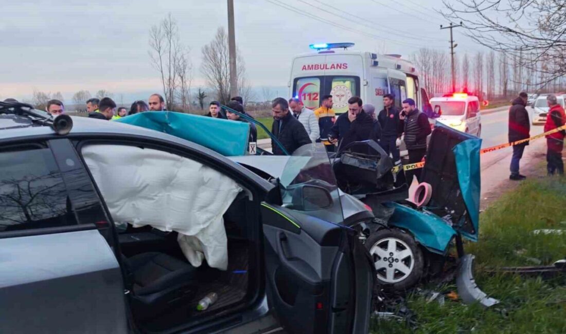Sakarya’nın Akyazı ilçesinde iftar vakti meydana gelen kazada, bir otomobil