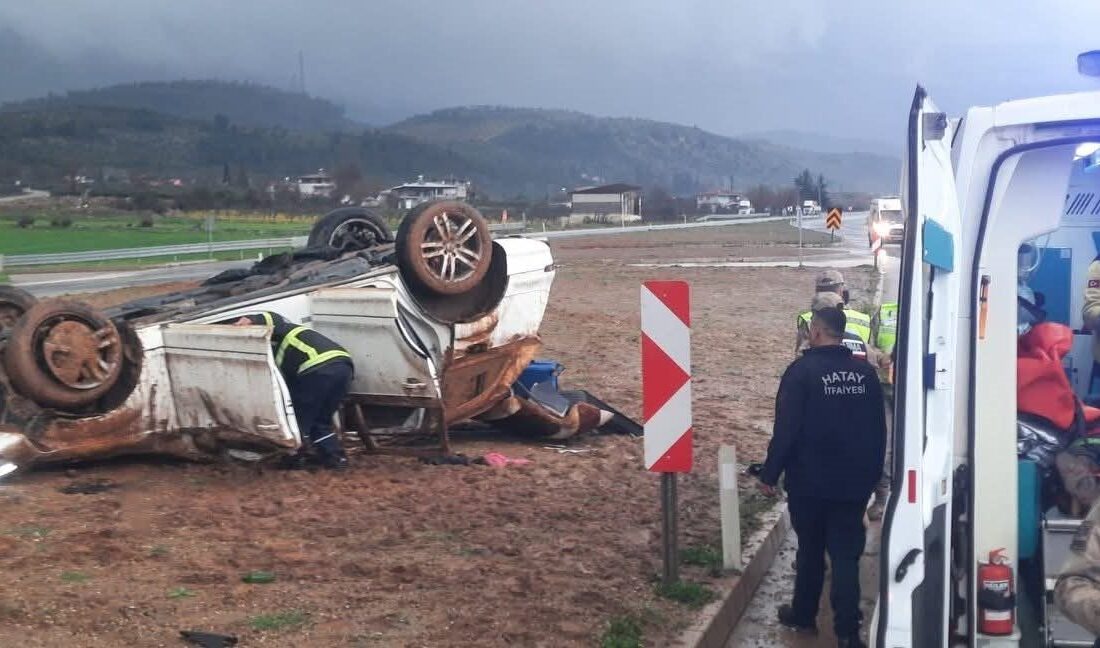 Hatay’da yağışlı havanın etkisiyle sürücüsünün kontrolünden çıkarak takla atan ve