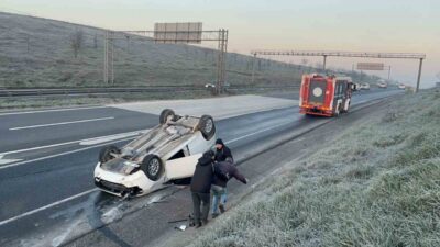 Tekirdağ’da virajda kayarak takla atan otomobilin sürücüsü ve iki arkadaşı,
