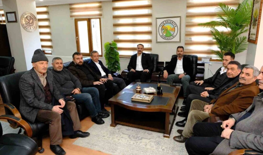 Erzincan Ticaret ve Sanayi Odası Başkanı Ahmet Tanoğlu, meclis üyeleriyle