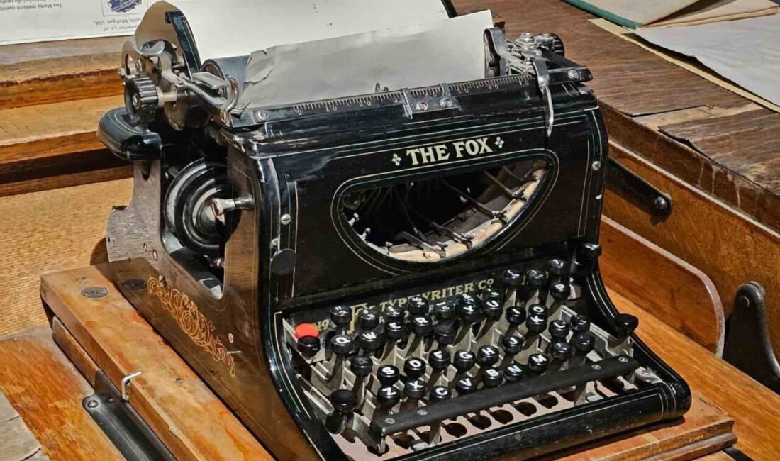 1898 yılı yapımı tarihi daktilo, Elazığ’da Kent Müzesi’nde sergilenerek ziyaretçilerin