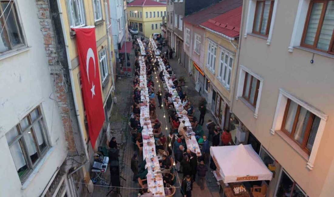 Giresun’un Tirebolu ilçesinde “Bir kap fazla yap” geleneği, sokakta kurulan