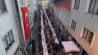 Giresun’un Tirebolu ilçesinde “Bir kap fazla yap” geleneği, sokakta kurulan