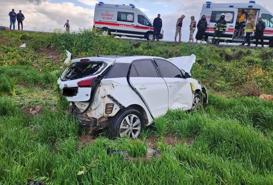 Hatay’da yağışlı havanın etkisiyle sürücüsünün direksiyon hakimiyetini kaybettiği otomobil tarlaya