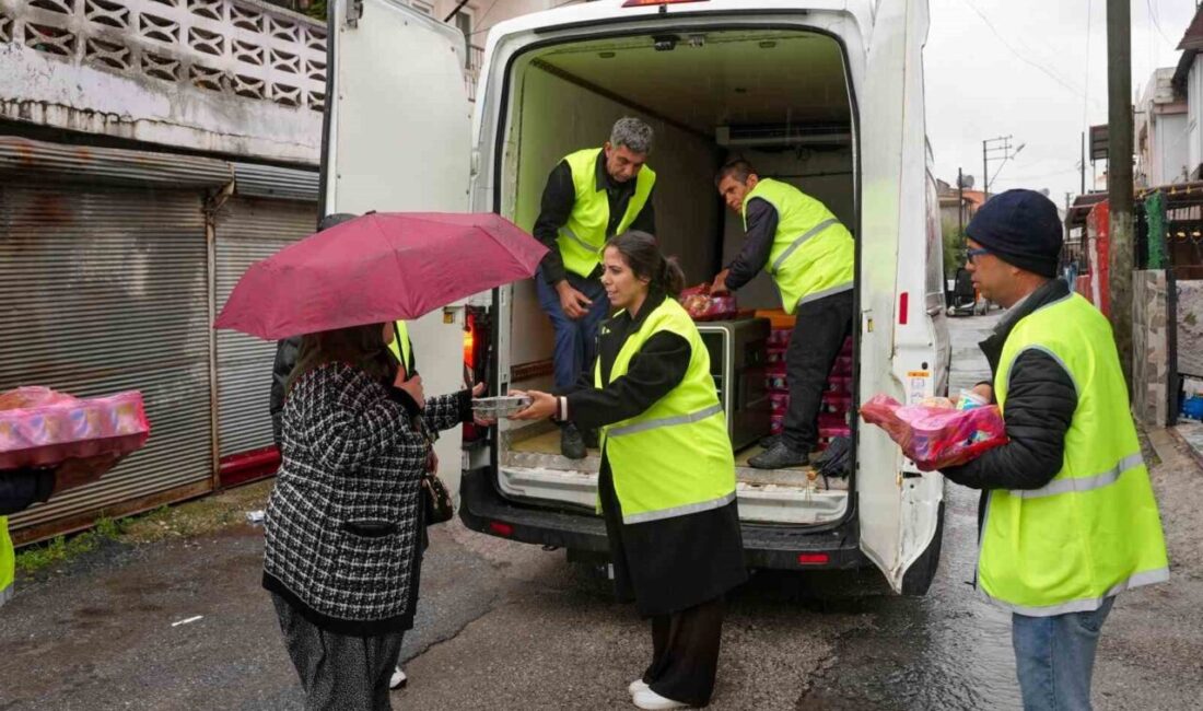 Mersin’in Tarsus ilçesinde, olumsuz hava koşulları nedeniyle kent meydanında kurulması