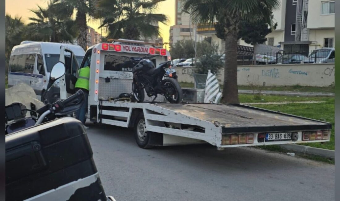 Mersin’in Tarsus ilçesinde motosikletle tek teker üzerinde ilerleyerek akrobatik hareketler