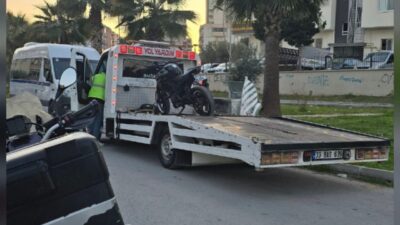 Mersin’in Tarsus ilçesinde motosikletle tek teker üzerinde ilerleyerek akrobatik hareketler