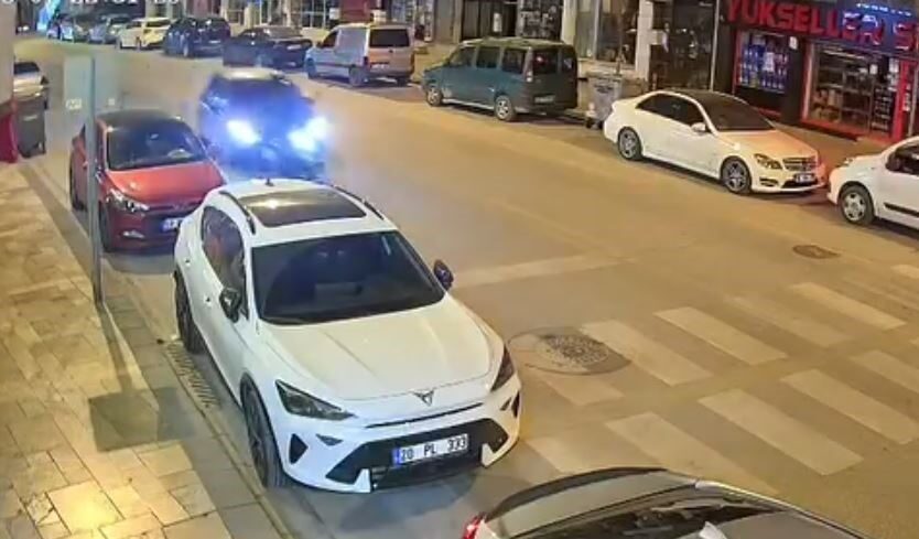 Denizli’de otomobil sürücüsünün trafikte tartıştığı motosikletliye çarparak yere düşürdüğü anlar