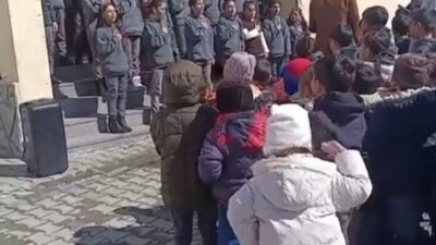 Ağrı’nın Taşlıçay ilçesinde bir ilkokulda düzenlenen Ramazan etkinlikleri sırasında ilahiye