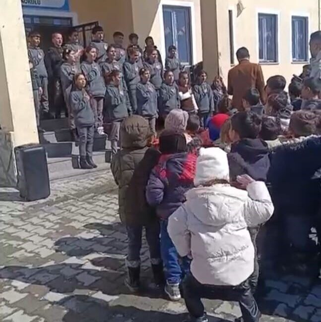 Ağrı’nın Taşlıçay ilçesinde bir ilkokulda düzenlenen Ramazan etkinlikleri sırasında ilahiye