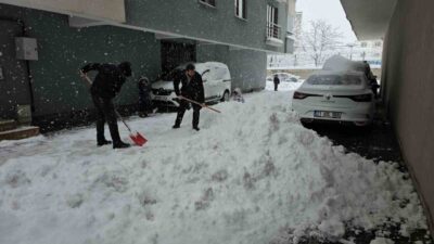 Bitlis’in Tatvan ilçesinde gece saatlerinde etkili olmaya başlayan yoğun kar