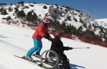 Erzincan’da yaşayan fiziksel engelli Ayşe Yalçın, tekerlekli sandalyesiyle kayak yaparak