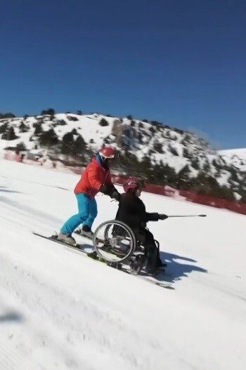 Erzincan’da yaşayan fiziksel engelli Ayşe Yalçın, tekerlekli sandalyesiyle kayak yaparak