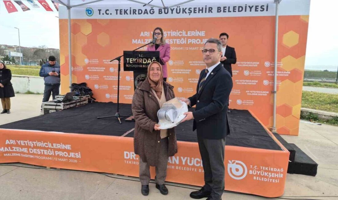 Tekirdağ Büyükşehir Belediyesi’nce Süleymanpaşa’da düzenlenen programda 674 arı yetiştiricisine maske,