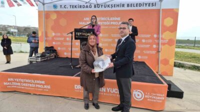 Tekirdağ Büyükşehir Belediyesi’nce Süleymanpaşa’da düzenlenen programda 674 arı yetiştiricisine maske,