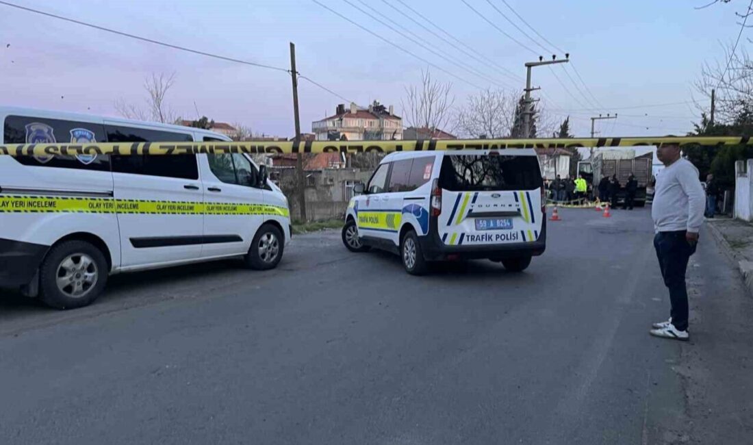 Tekirdağ’ın Hayrabolu ilçesinde kamyonun altında kalan bir kadın hayatını kaybetti.