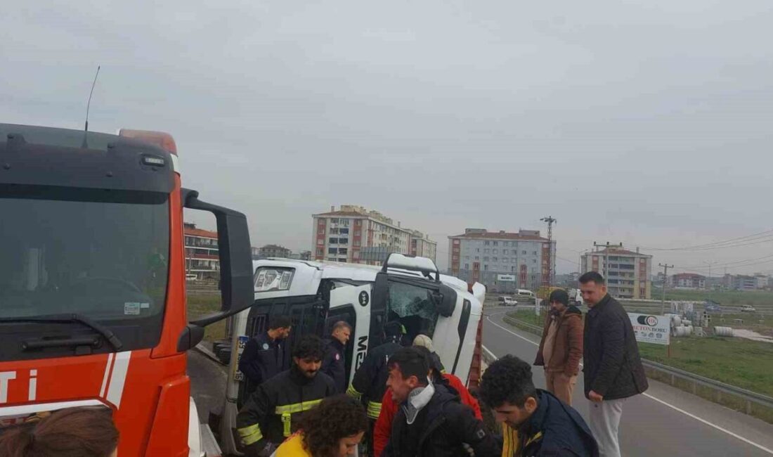 Tekirdağ’da virajı alamayan tır, bariyerlerin üzerine devrildi. Kaza sonrası araçta