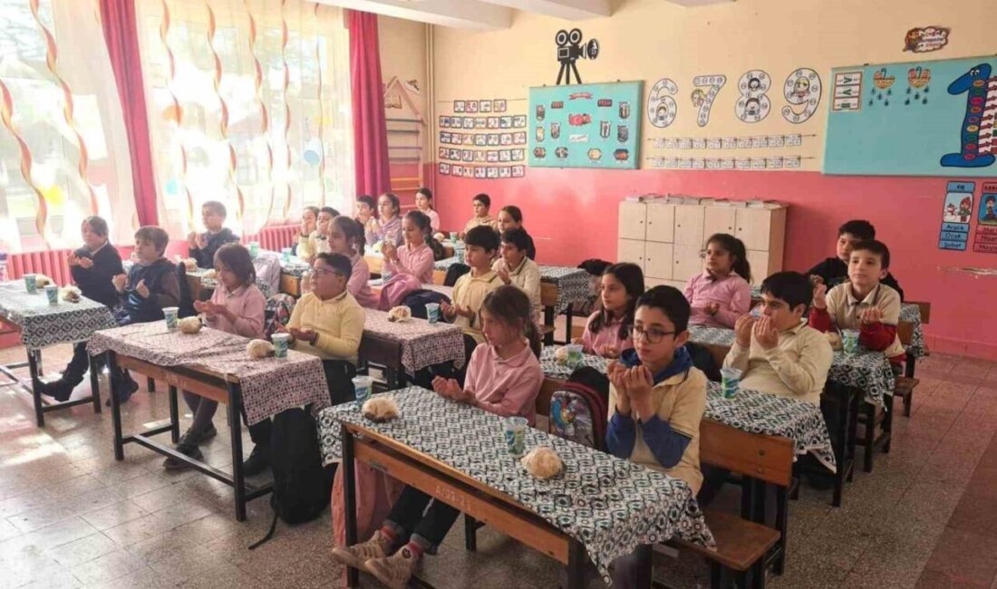 Eskişehir’in Çifteler İlçesi’nde ’Tekne Orucu’ etkinliğine katılan 695 öğrenci, öğle