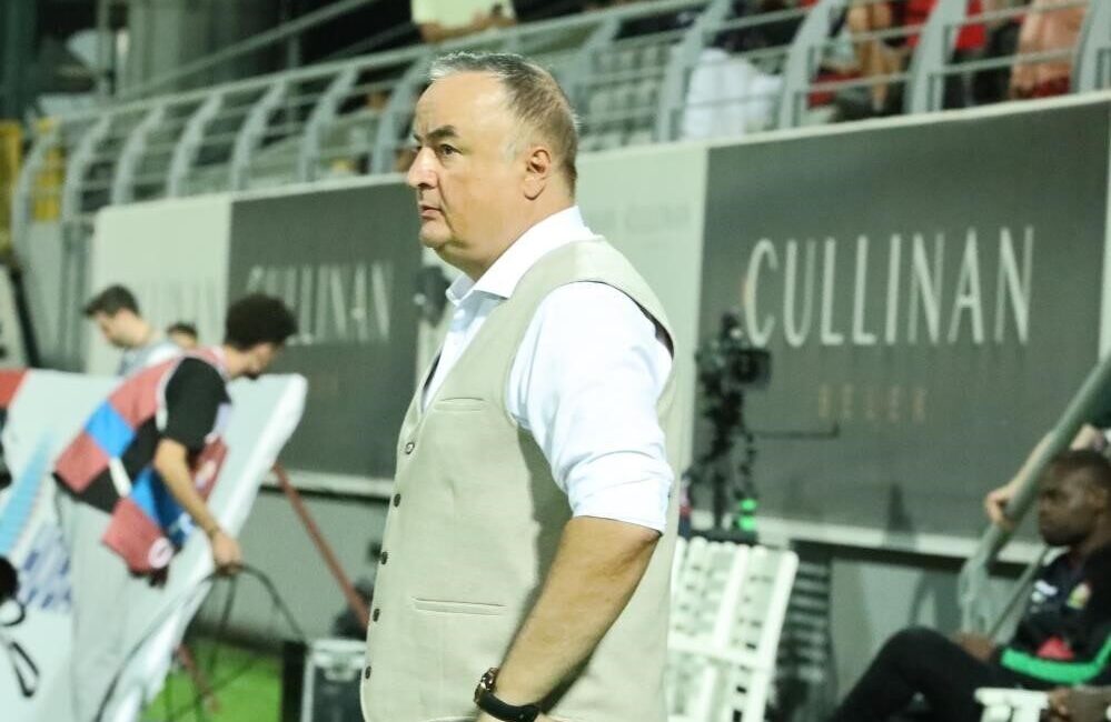 Lübnan Premier Lig ekibi Nejmeh’i çalıştıran Teknik Direktör Engin Fırat,