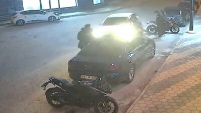 Afyonkarahisar’da kontrolden çıkan otomobilin yol kenarında bekleyen motosiklet sürücüsü ile