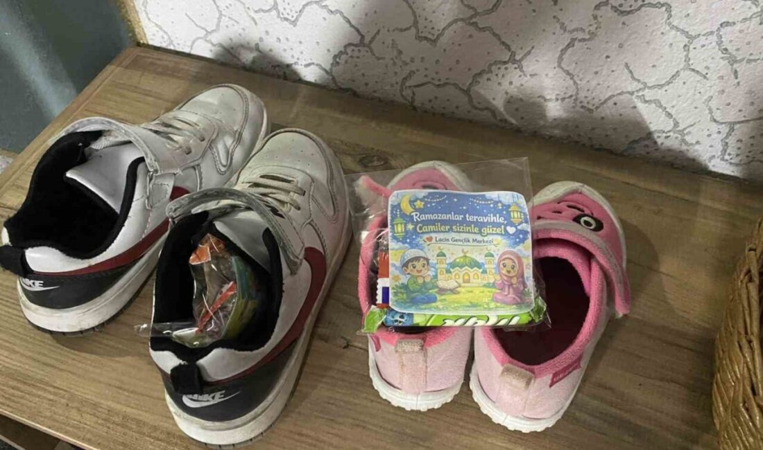 Çorum’un Laçin ilçesinde camiye giden çocuklar, teravih namazı çıkışında ayakkabılarının