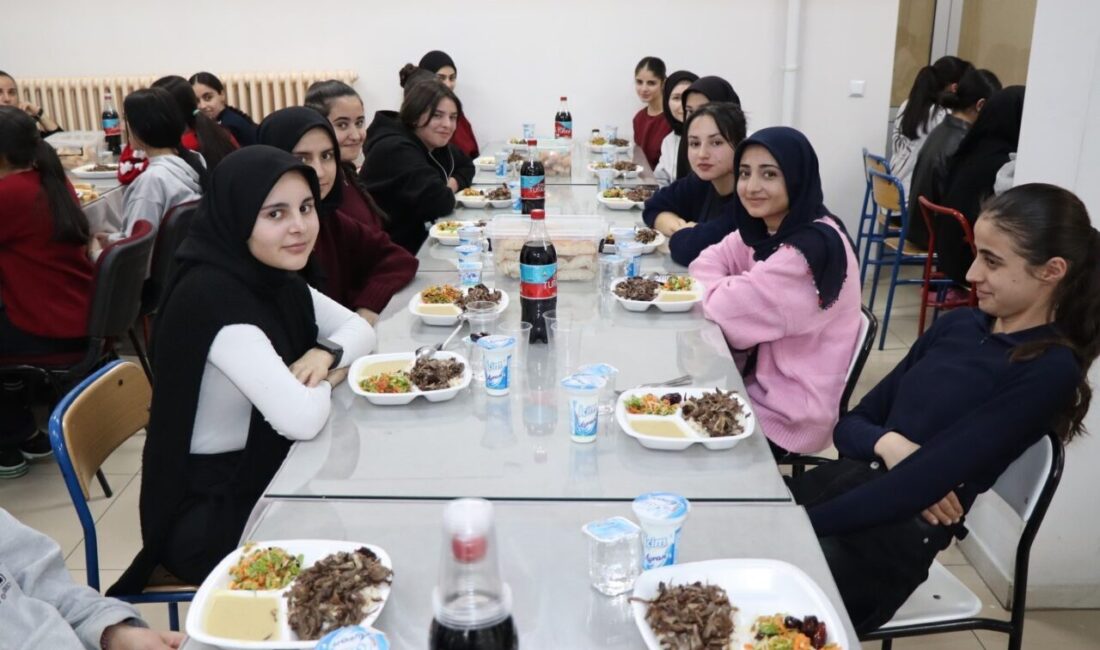 Tercan Kaymakamı Neslihan Kısa Duman, kız ve erkek pansiyon öğrencileriyle