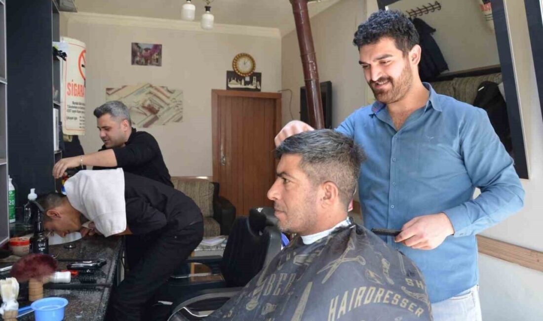 Erzincan’ın Tercan ilçesinde Ramazan Bayramı öncesinde kuaför ve berberlerde yoğunluk