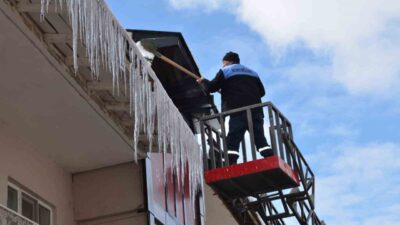 Tercan Belediyesi ekipleri, ilçe genelinde bina saçaklarında oluşan buz sarkıtlarını
