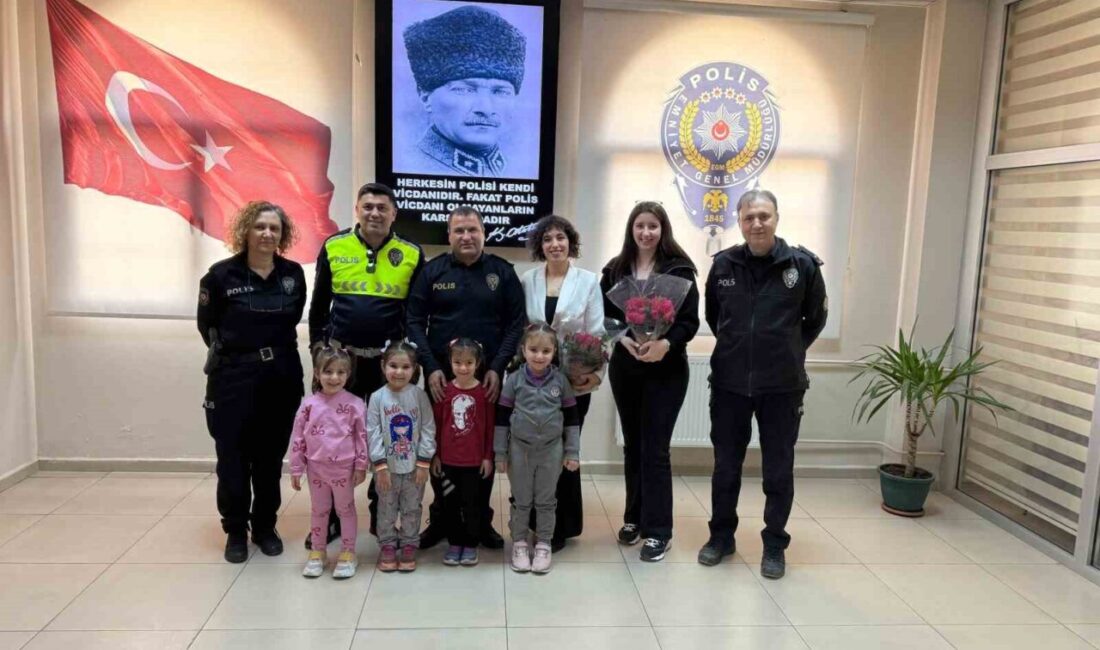 İzmir’in Bayındır ilçesinde Tireli anaokulu öğrencileri, Bayındır İlçe Emniyet Müdürü