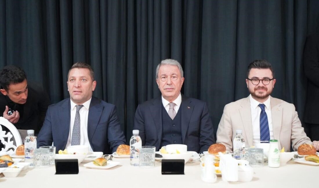 Kayseri’de Kayseri Sivaslılar Federasyonu tarafından düzenlenen iftarda programında Sivaslılar bir