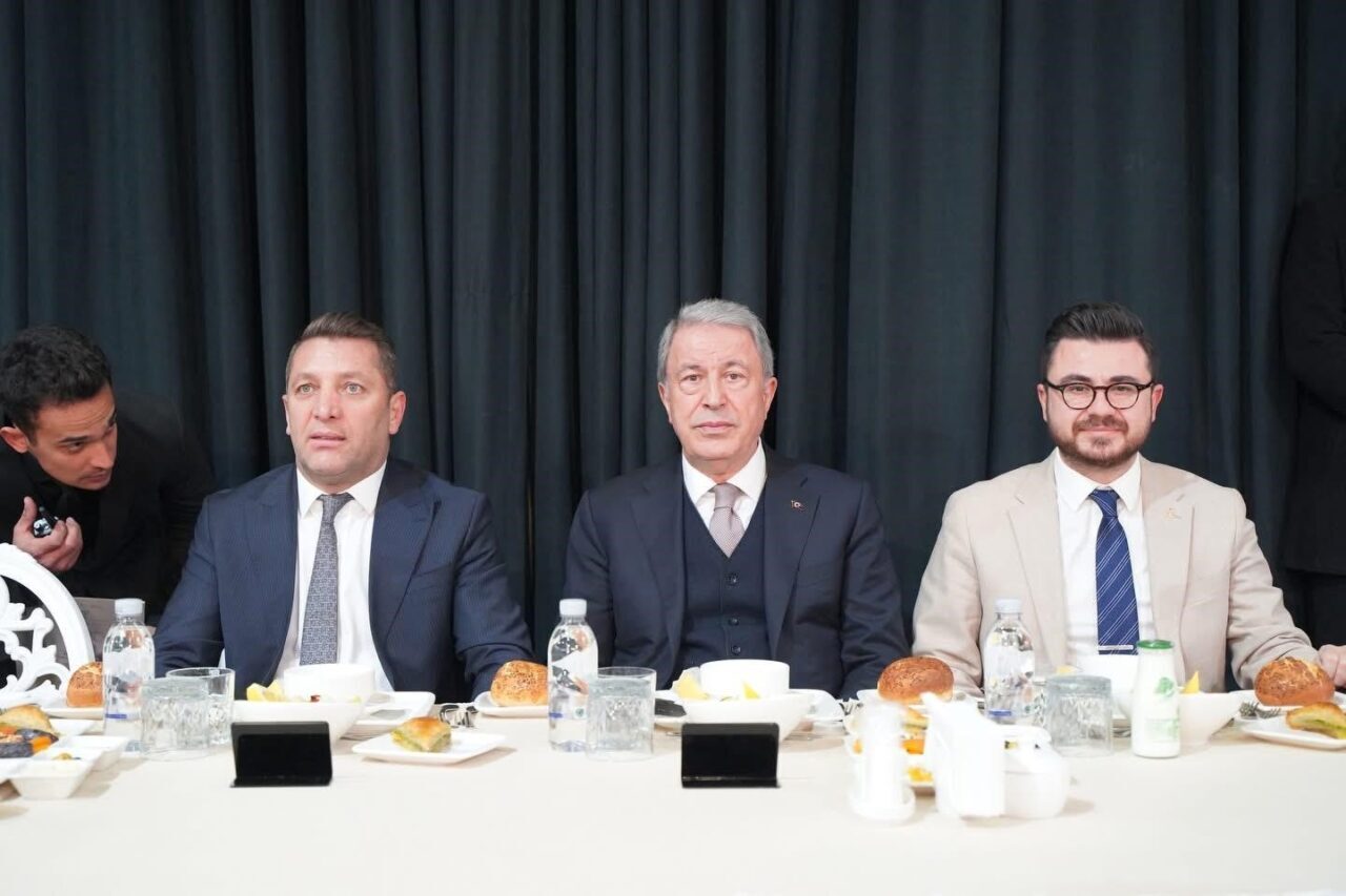 Kayseri’de Kayseri Sivaslılar Federasyonu tarafından düzenlenen iftarda programında Sivaslılar bir