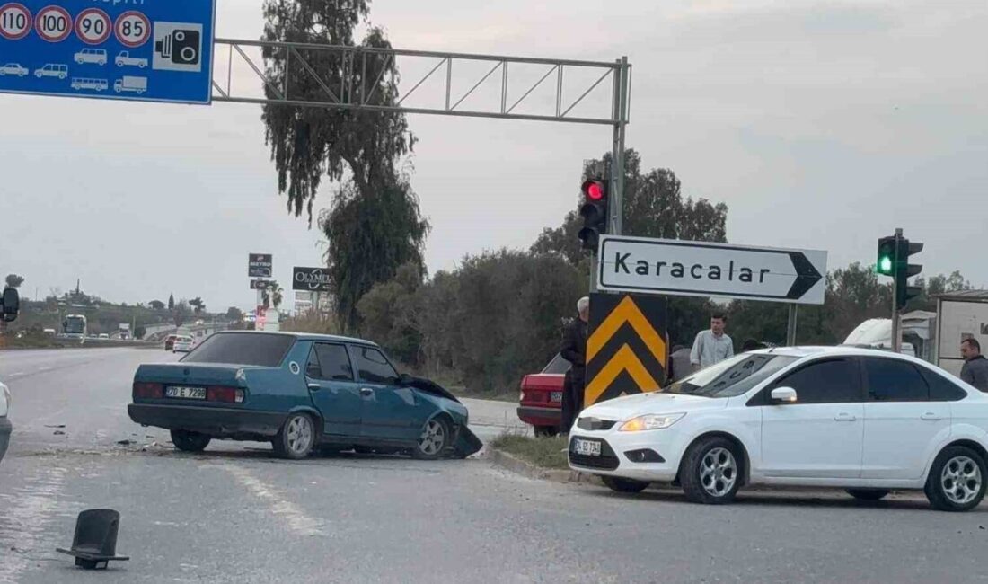 Antalya’nın Manavgat ilçesinde bir kavşakta meydana gelen trafik kazasında, kırmızı