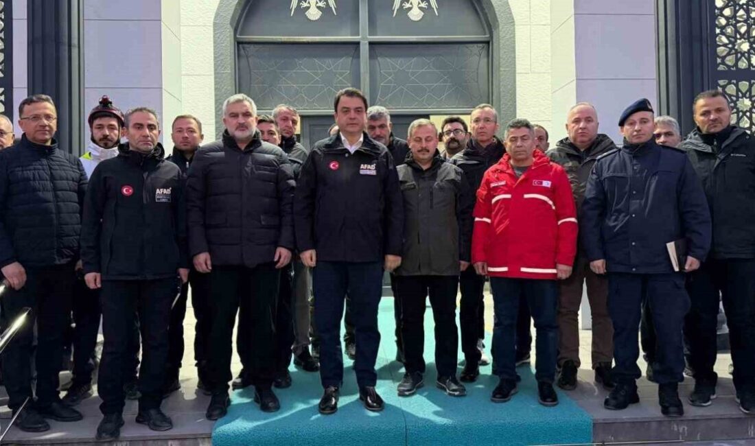 Tokat’ta 5,5 büyüklüğündeki depremin ardından Niksar’da incelemelerde bulunan Tokat Valisi