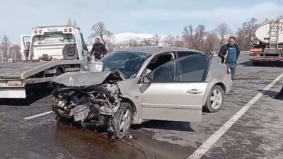 Tokat’ın Artova ilçesi girişinde iki otomobilin kafa kafaya çarpıştığı kazada