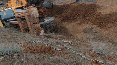 Tokat’ın Yeşilyurt ilçesinde meydana gelen kazada devrilen traktörü kurtarmak isteyen