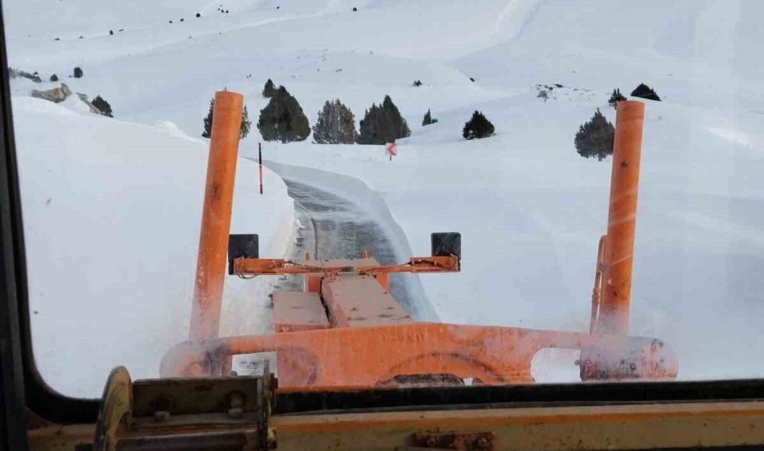 Yoğun kar nedeniyle kapanan Tomarza-Arslantaş ve Tufanbeyli-Ayvat Yolu yeniden ulaşıma