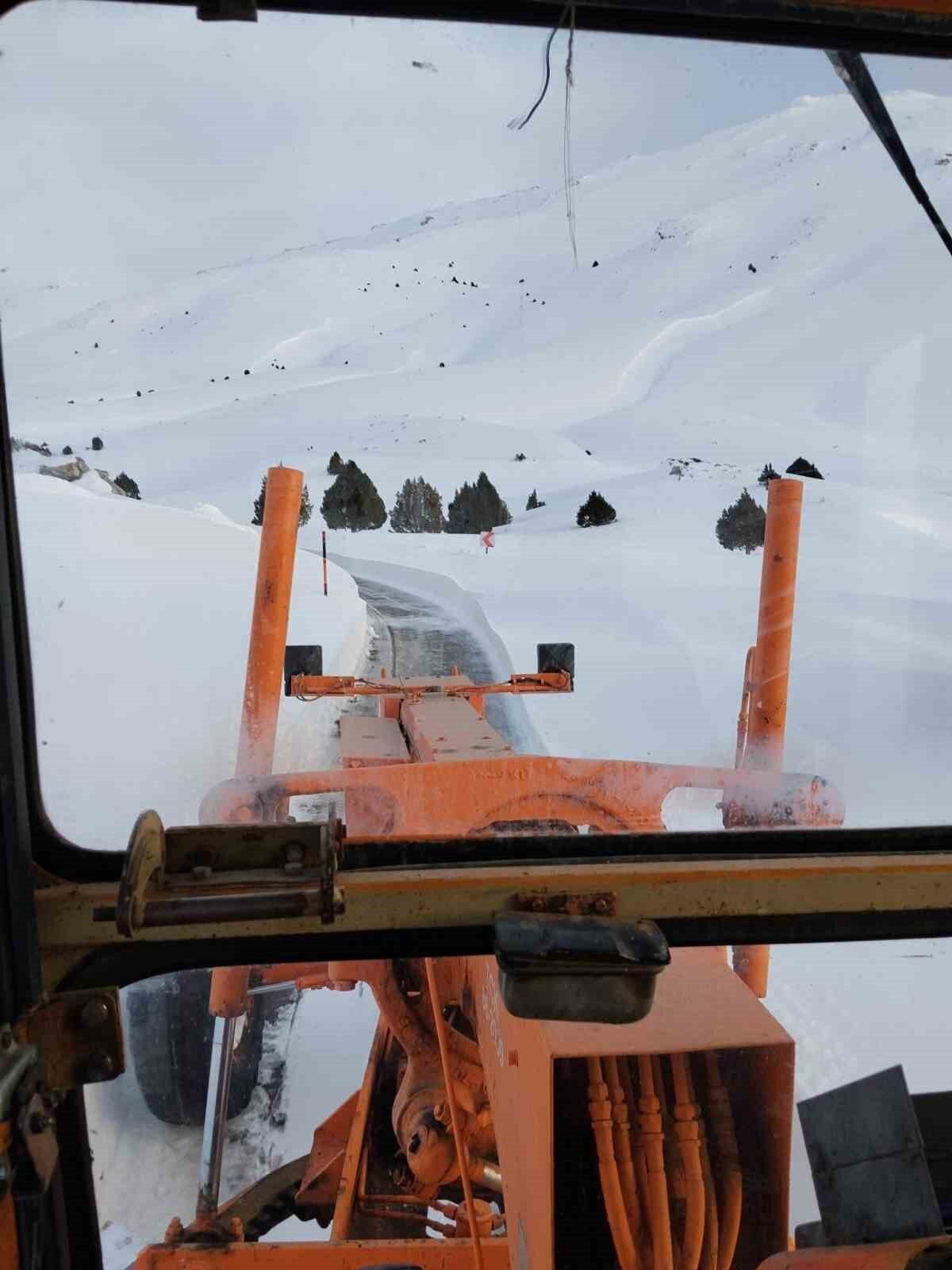 Yoğun kar nedeniyle kapanan Tomarza-Arslantaş ve Tufanbeyli-Ayvat Yolu yeniden ulaşıma