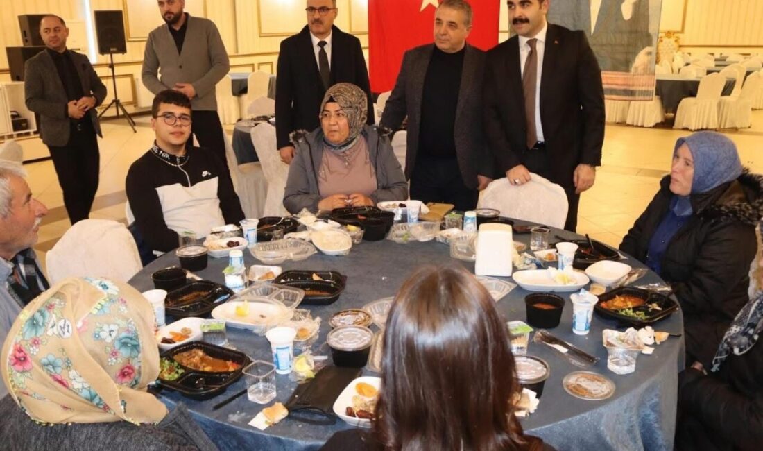 Tomarza’da Dünya Yetimler Günü dolayısıyla iftar verildi. Tomarza Kaymakamı Selim