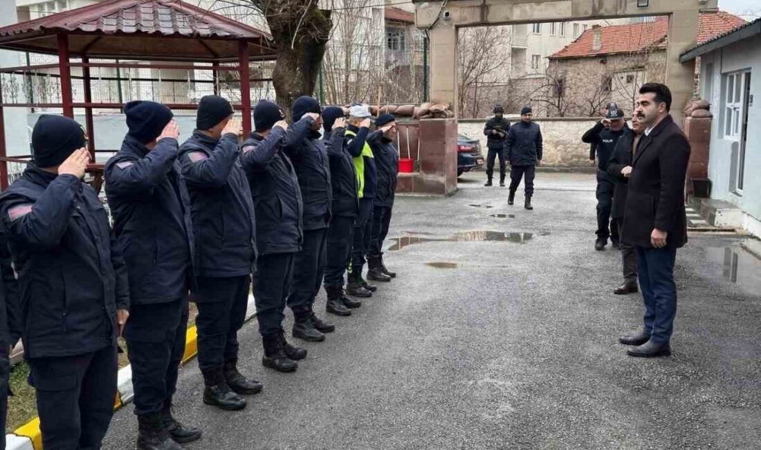 Tomarza Kaymakamı Selim Eser, Ramazan Bayramı’nda görev başındaki güvenlik güçleriyle