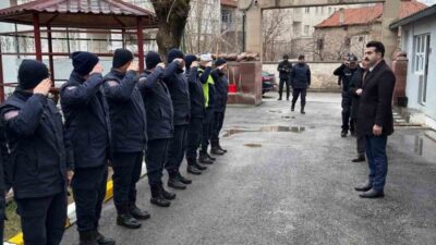 Tomarza Kaymakamı Selim Eser, Ramazan Bayramı’nda görev başındaki güvenlik güçleriyle