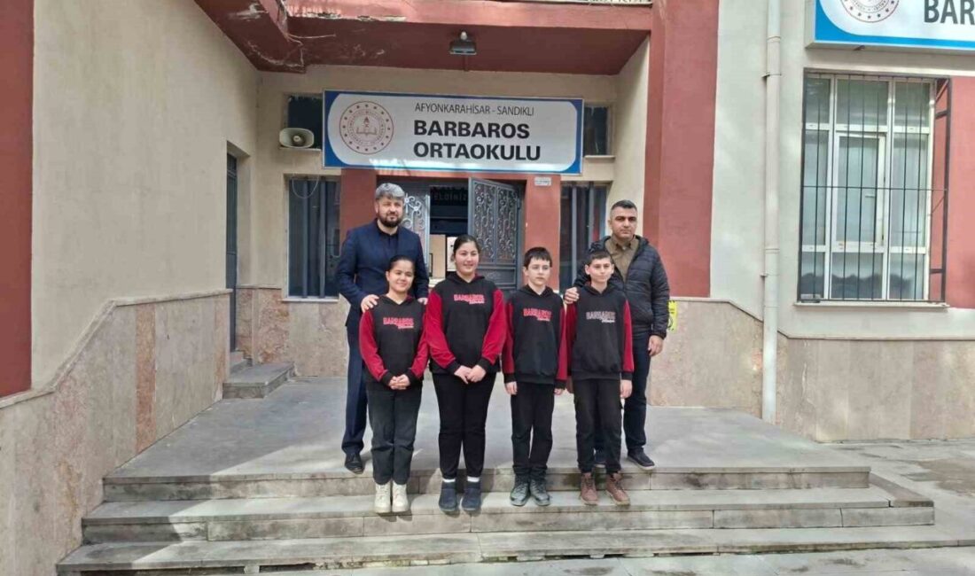 Afyonkarahisar’da bir öğretmen ve öğrencileri, topladıkları 150 bin lirayla 3