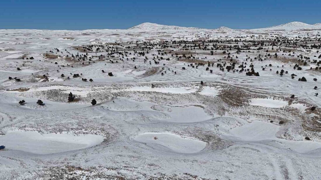 Mersin’de üreticiyi memnun eden yağışlar Toroslar’da obrukları karla doldurdu. Erdemli